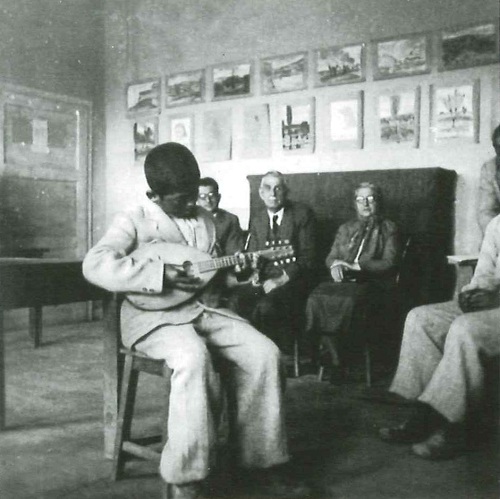 Institute student playing the mandolin. Mahmut Makal Archives.