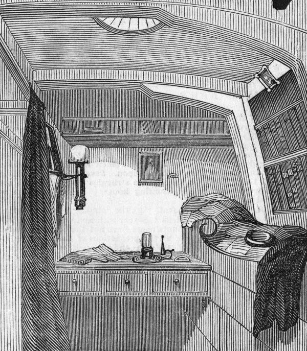 Erebus gemisinde Kumandan James Fitzjames’in kabini’nde, duvarları kaplayan kitap rafları görülüyor