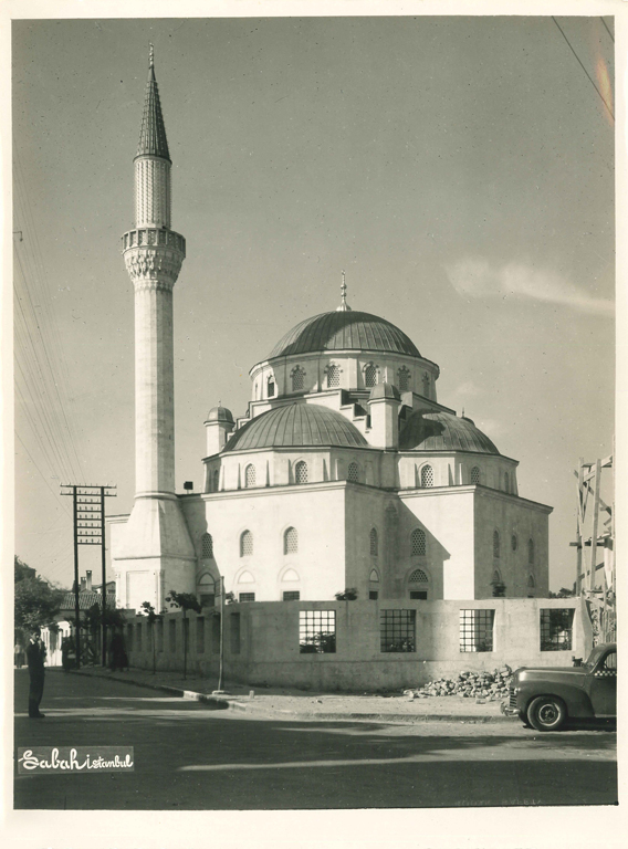 Southwestern view of the mosque.