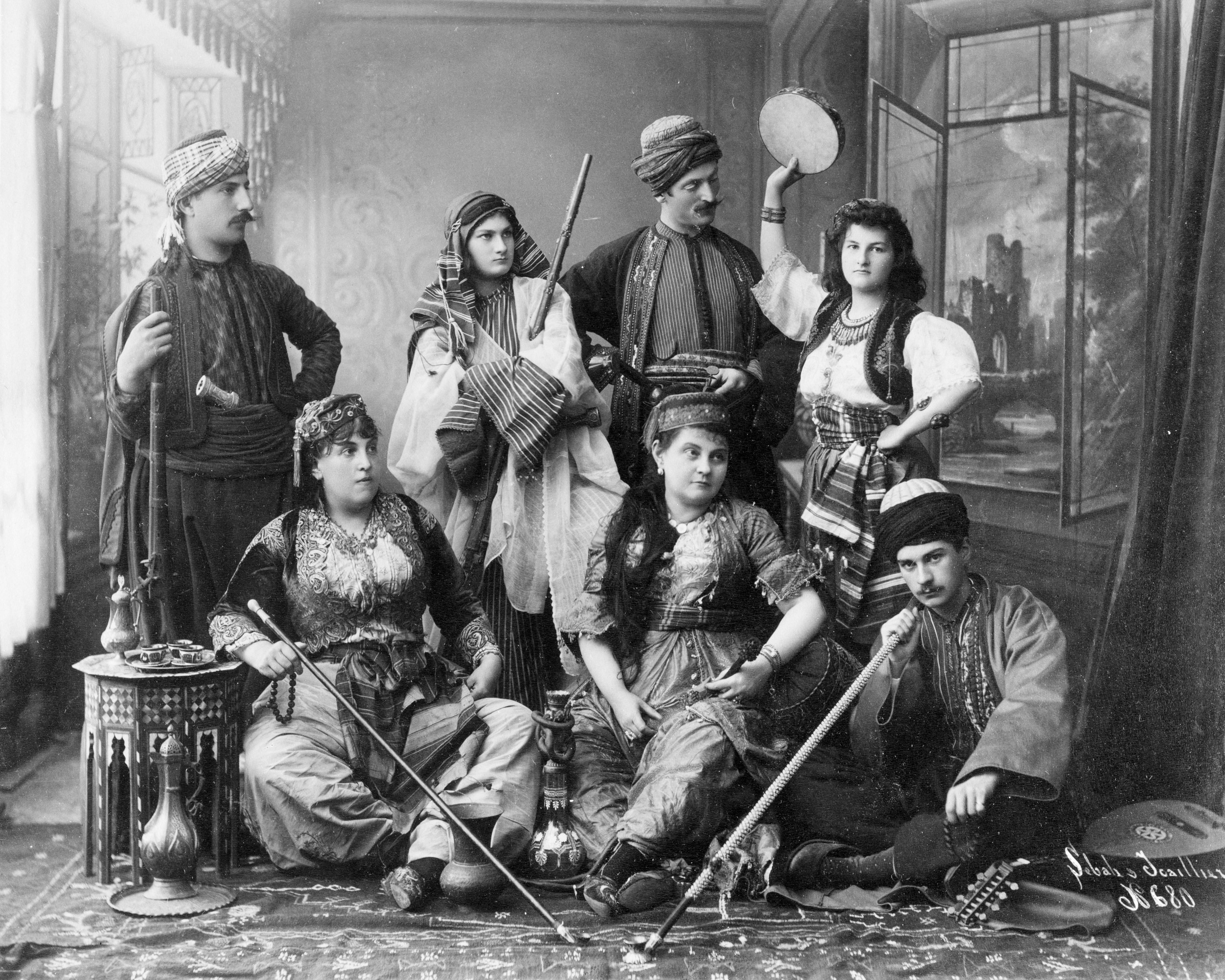 Osmanlı giysili kadın ve erkekler
